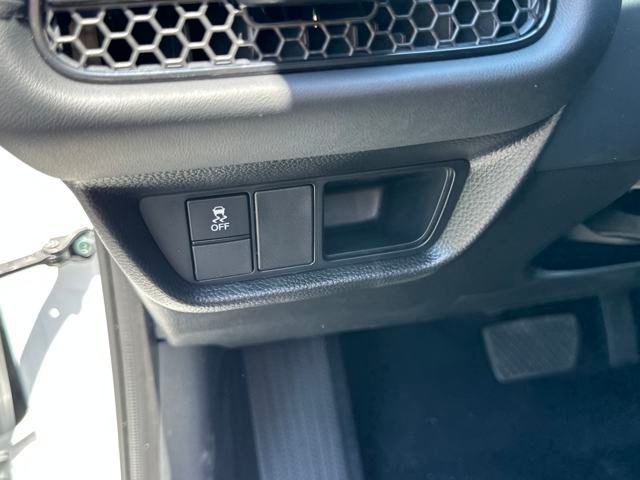 Vehicle image 23 of 34