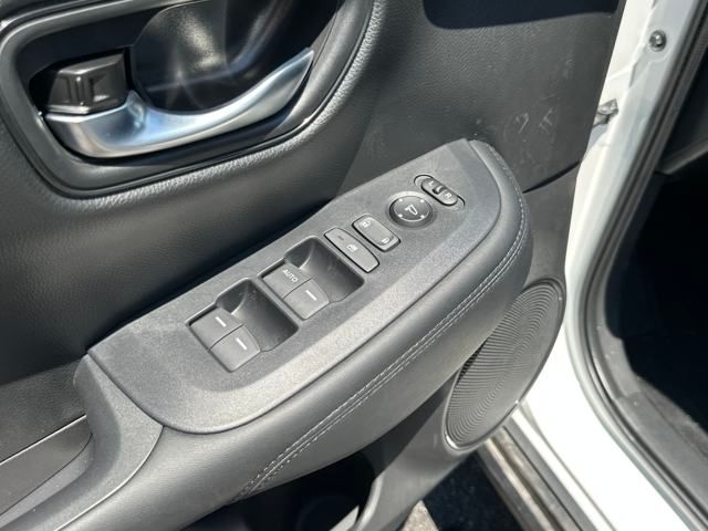 Vehicle image 27 of 34