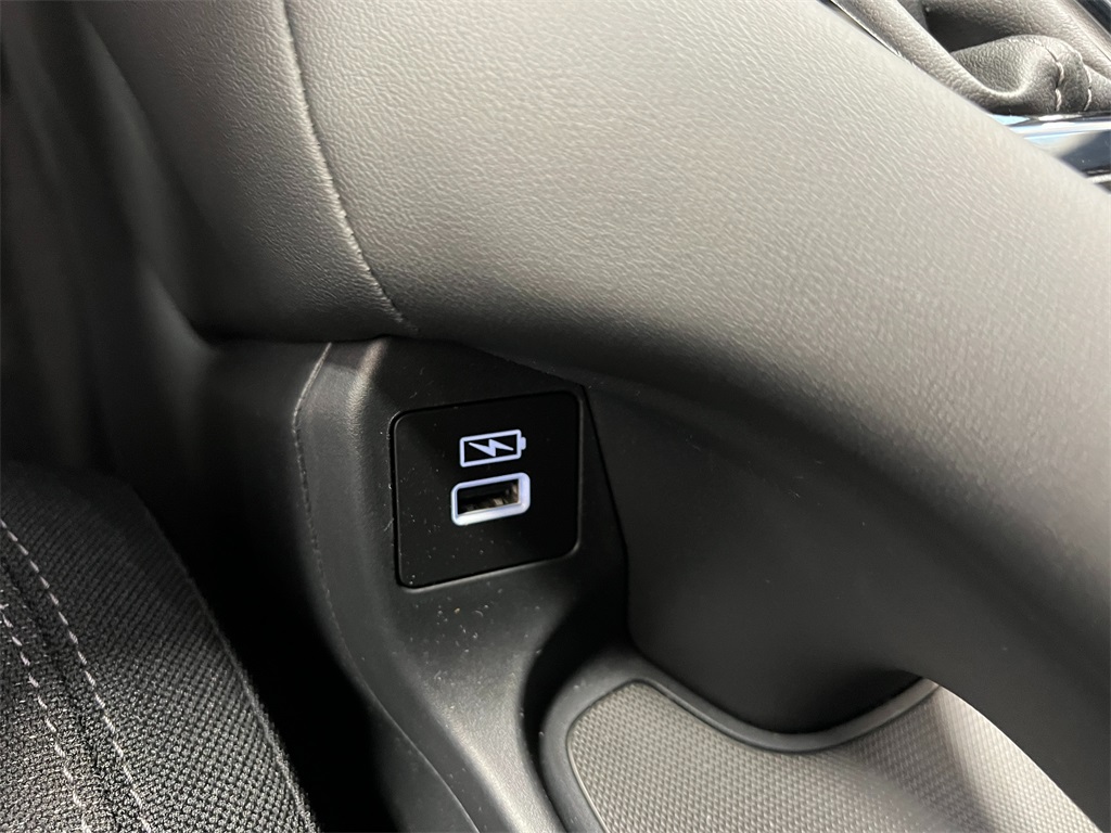Vehicle image 18 of 24