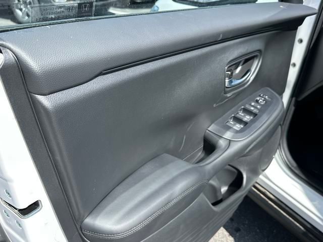Vehicle image 10 of 32