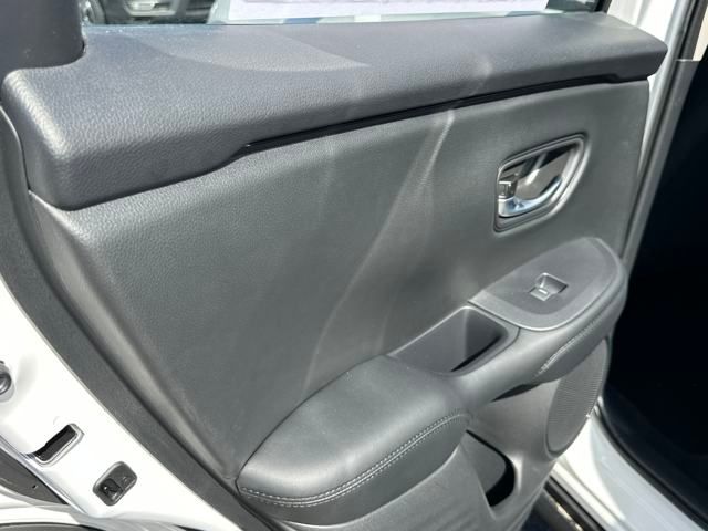 Vehicle image 13 of 32