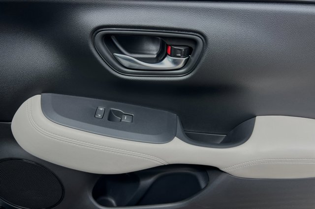 Vehicle image 19 of 32