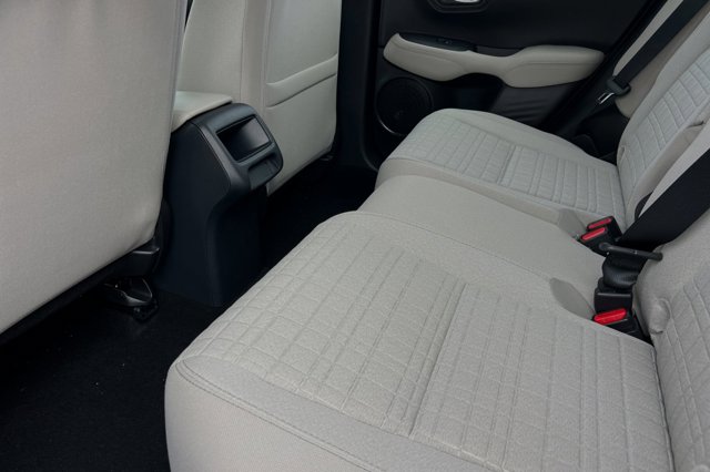Vehicle image 13 of 32