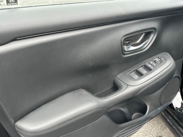 Vehicle image 10 of 34