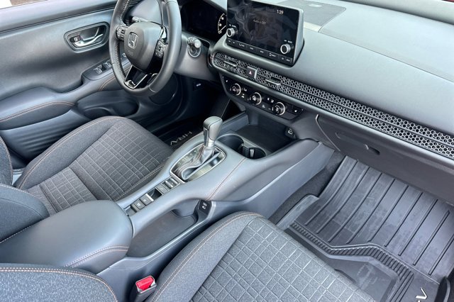 Vehicle image 17 of 33
