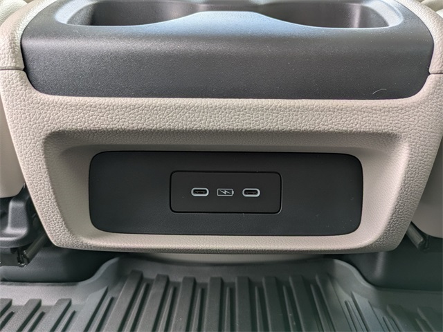 Vehicle image 27 of 36