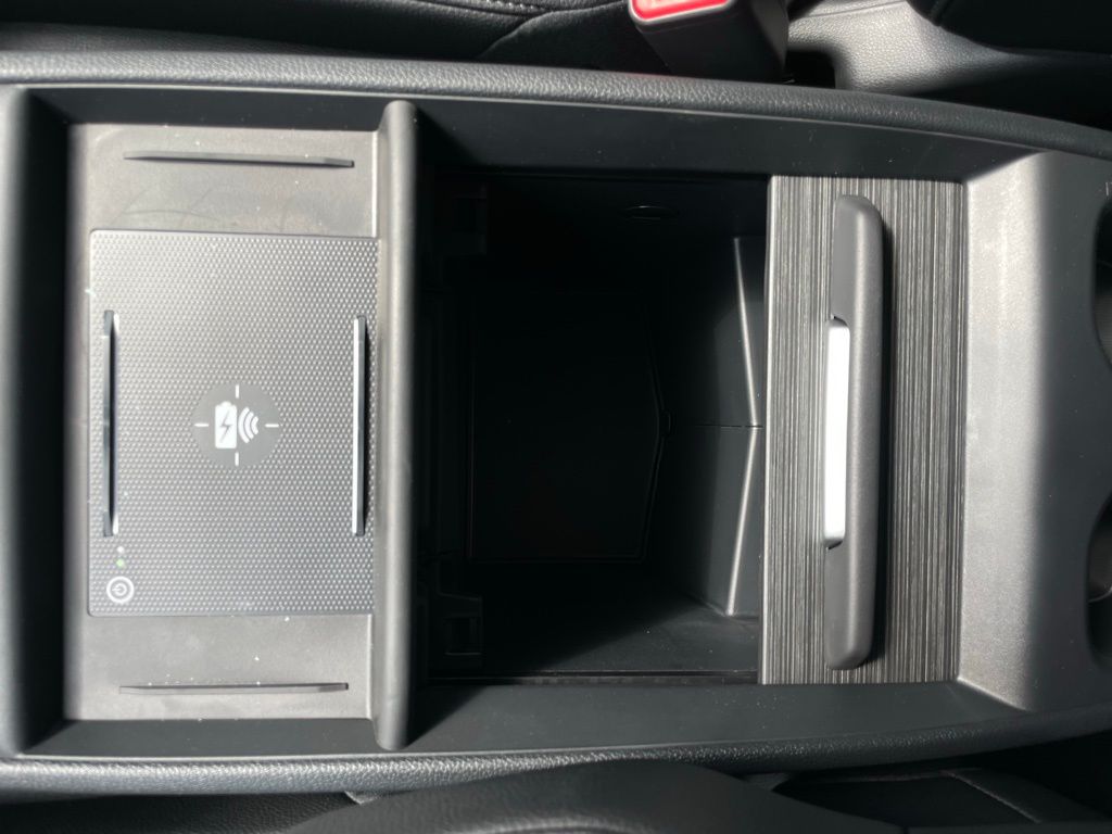 Vehicle image 33 of 47