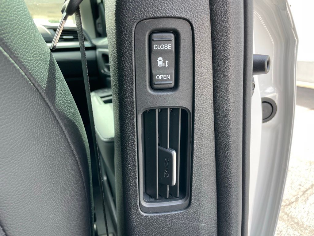 Vehicle image 43 of 47