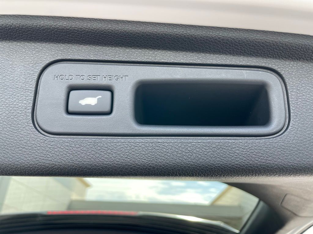 Vehicle image 32 of 47