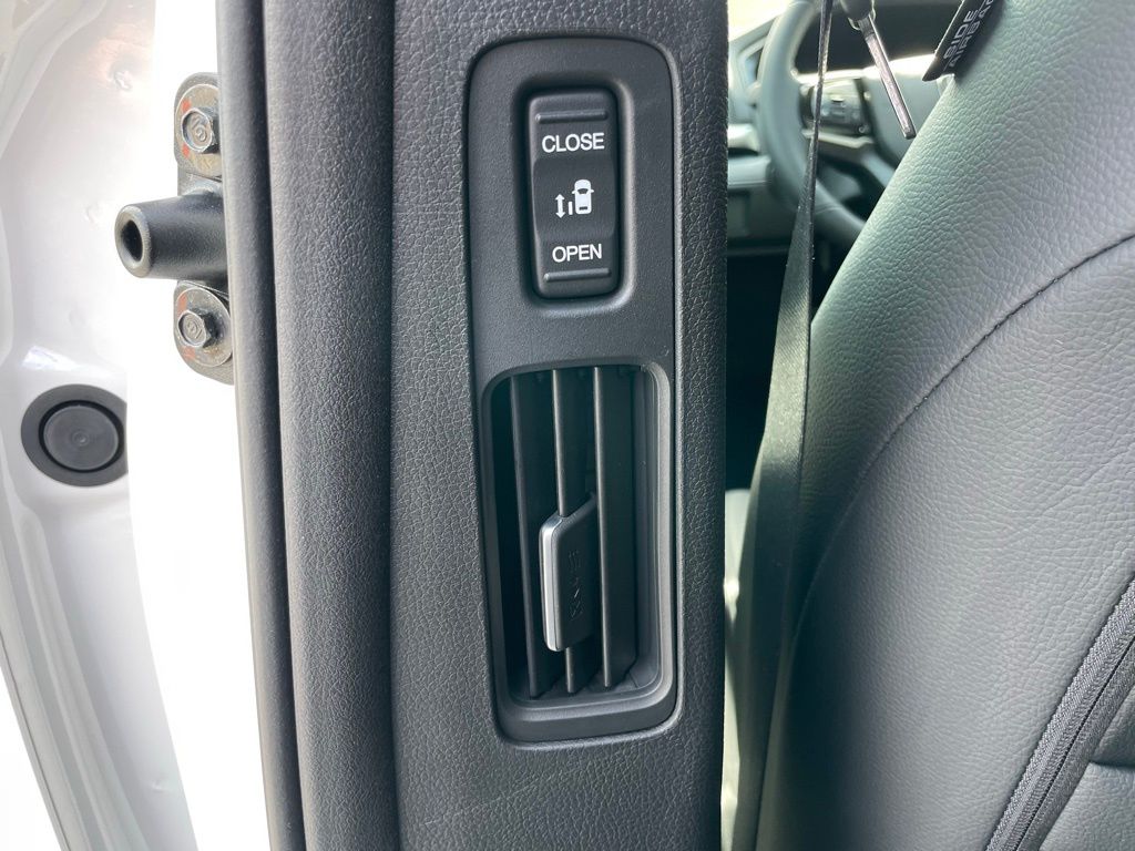 Vehicle image 37 of 47