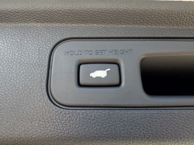 Vehicle image 18 of 26