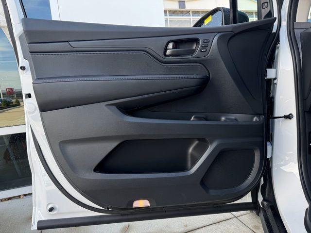 Vehicle image 23 of 26