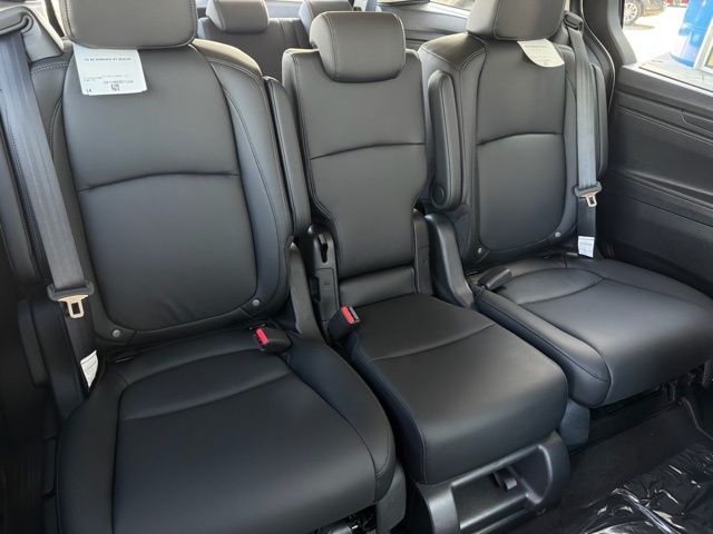 Vehicle image 21 of 26