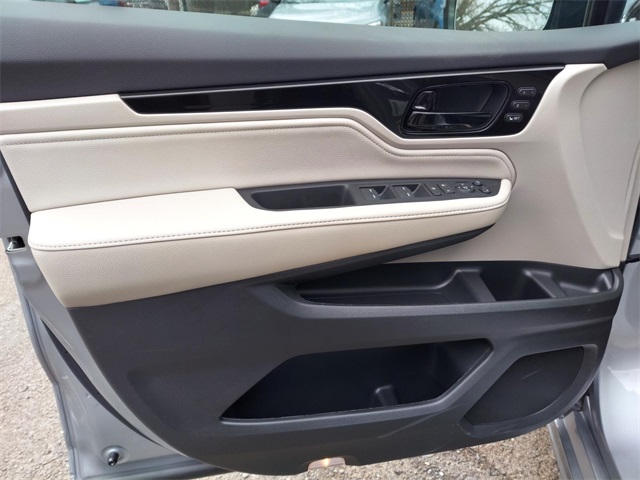 Vehicle image 12 of 22