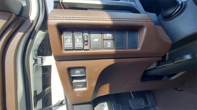 Vehicle image 14 of 21