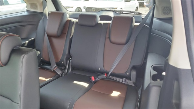 Vehicle image 8 of 21