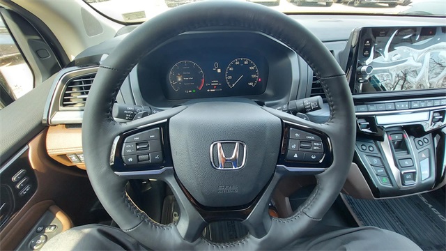 Vehicle image 15 of 21