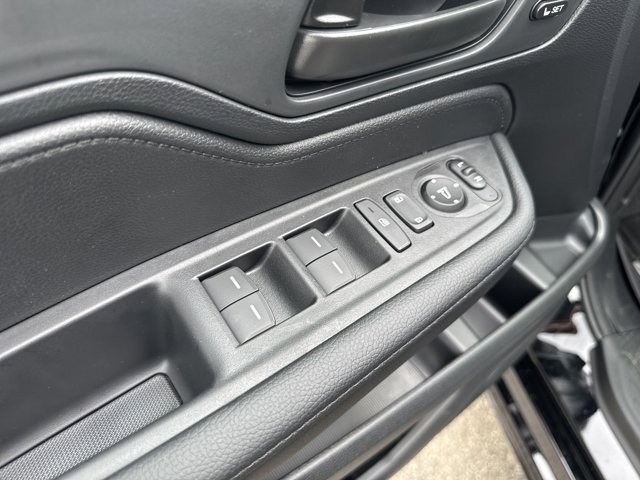 Vehicle image 18 of 32