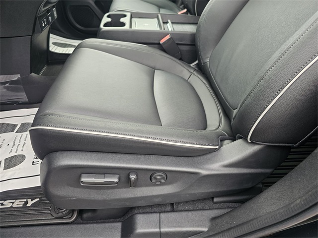 Vehicle image 13 of 24