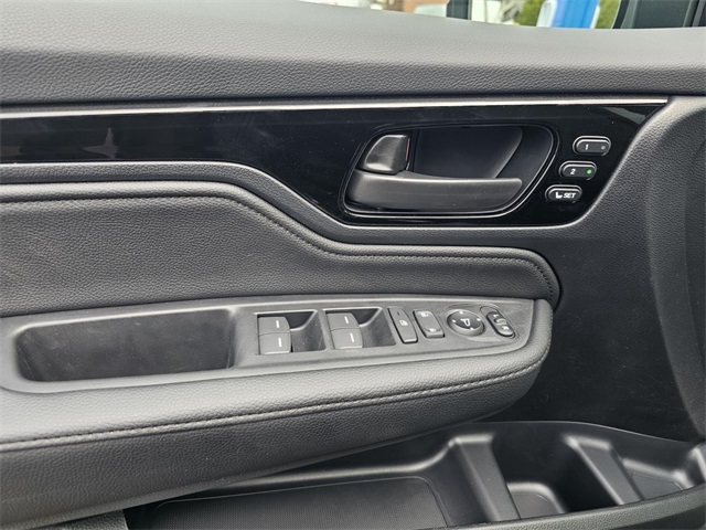 Vehicle image 11 of 24