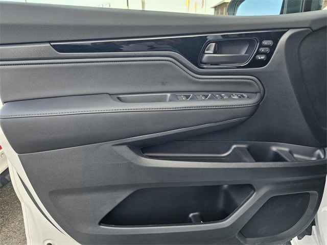 Vehicle image 13 of 22