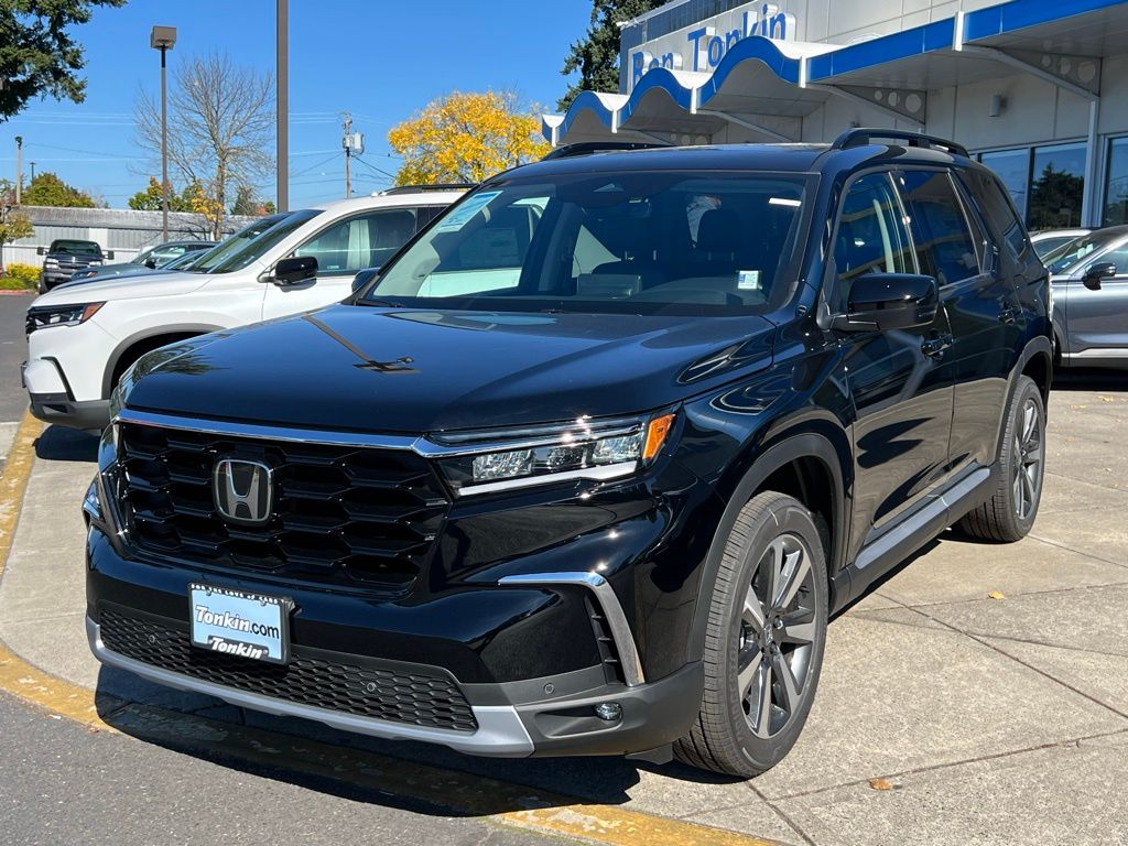 2025 Honda Pilot Touring Image 2 of 29