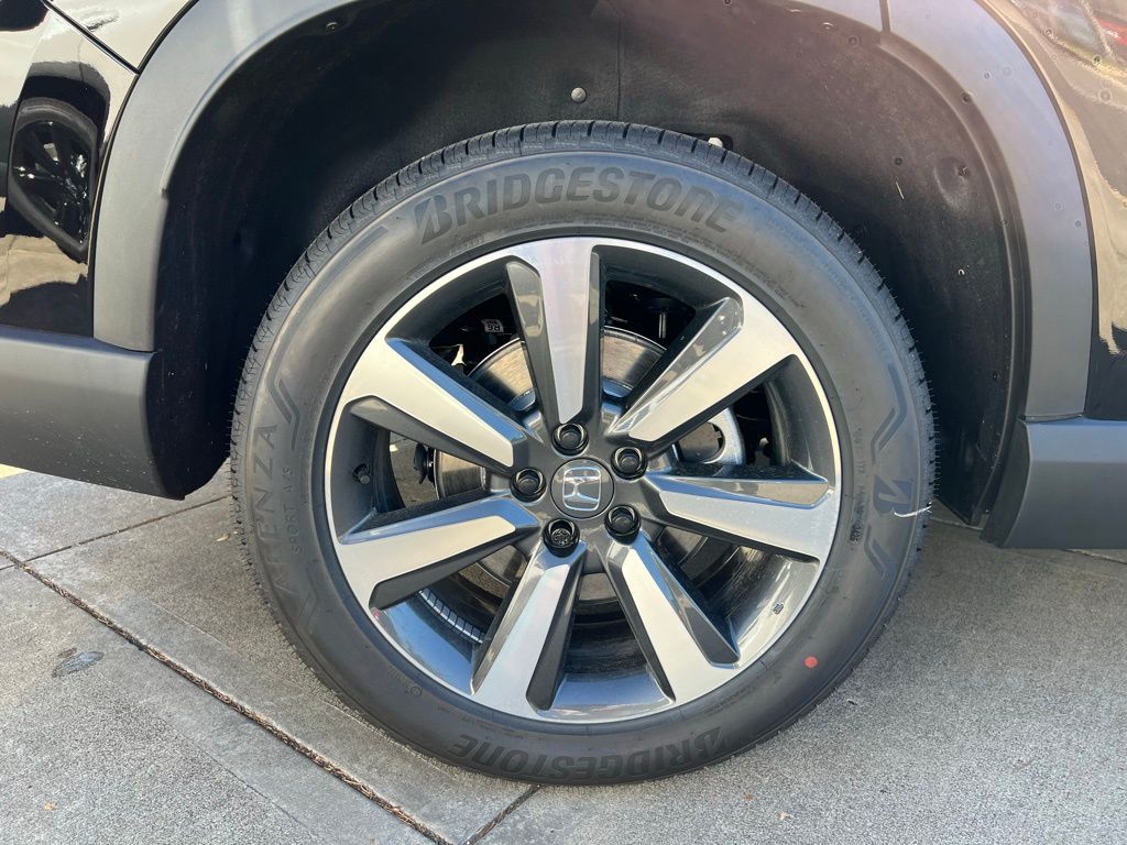 2025 Honda Pilot Touring Image 8 of 29