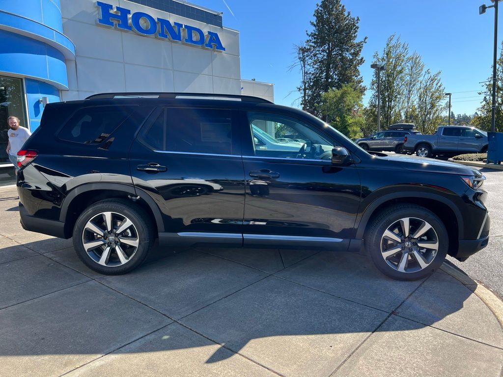 2025 Honda Pilot Touring Image 4 of 29