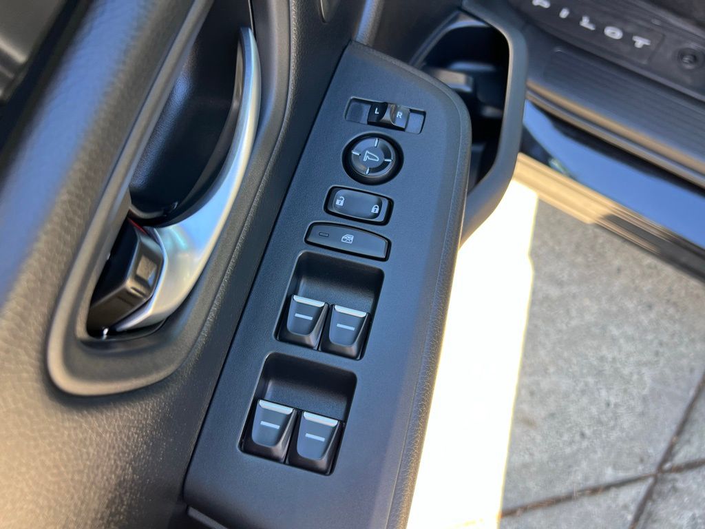 2025 Honda Pilot Touring Image 25 of 29