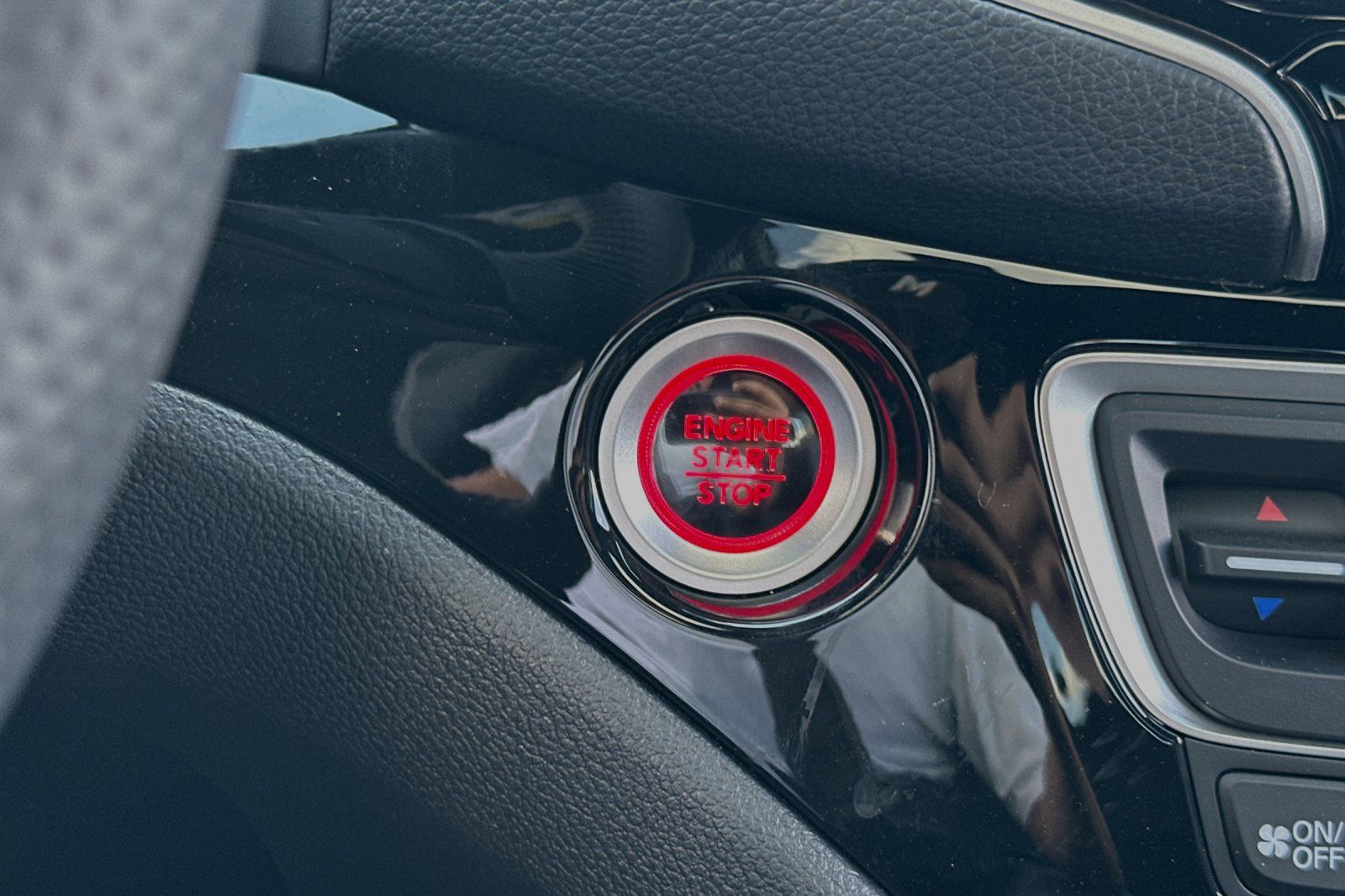 Vehicle image 25 of 34