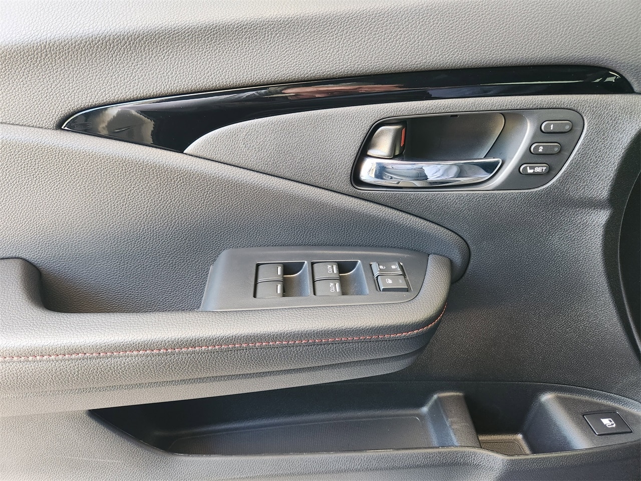 Vehicle image 14 of 21