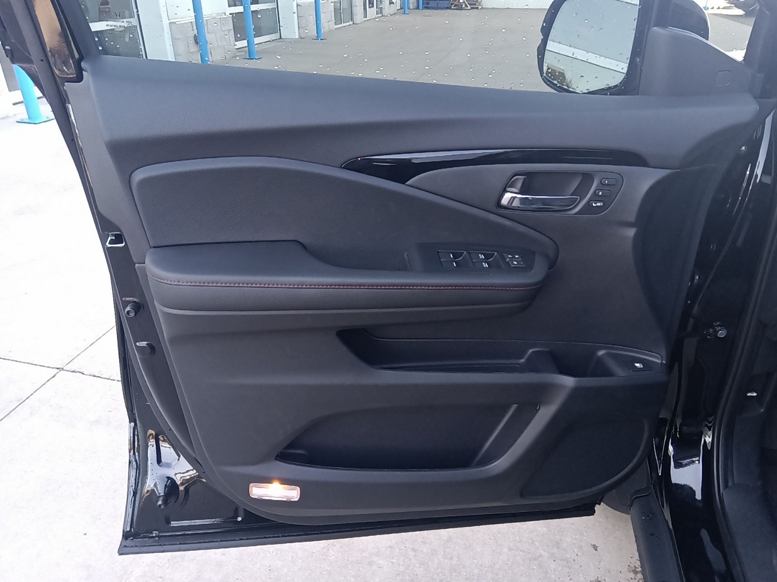 Vehicle image 26 of 32