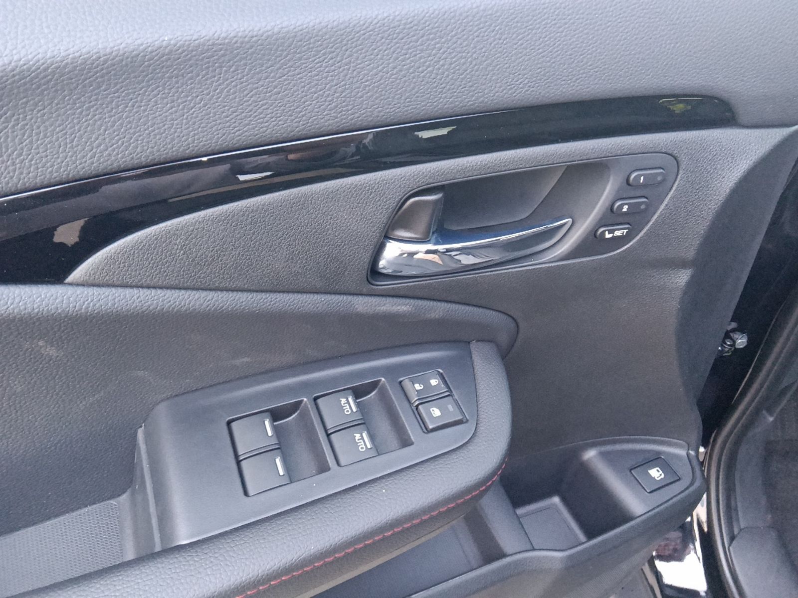Vehicle image 25 of 32