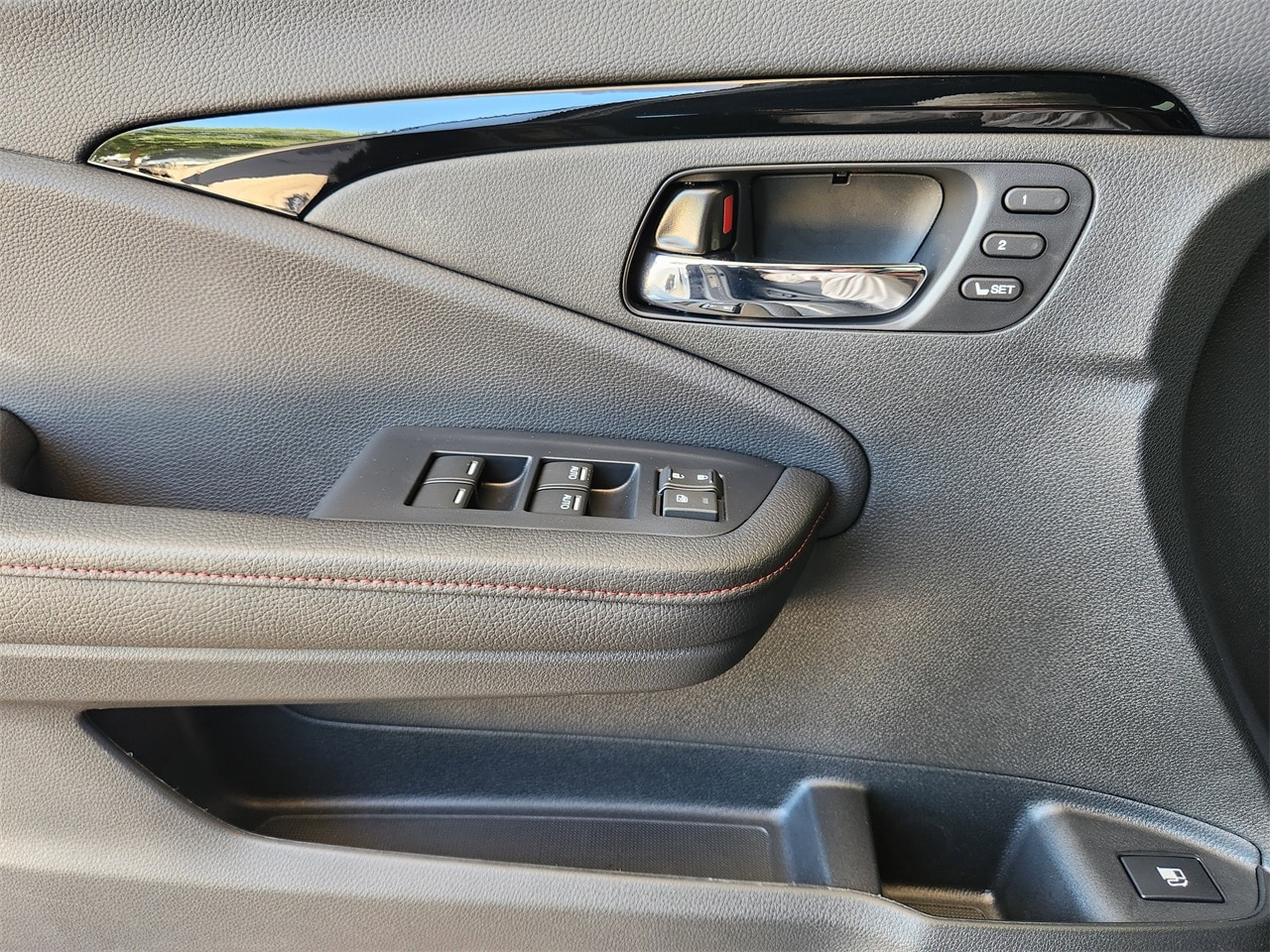 Vehicle image 14 of 21
