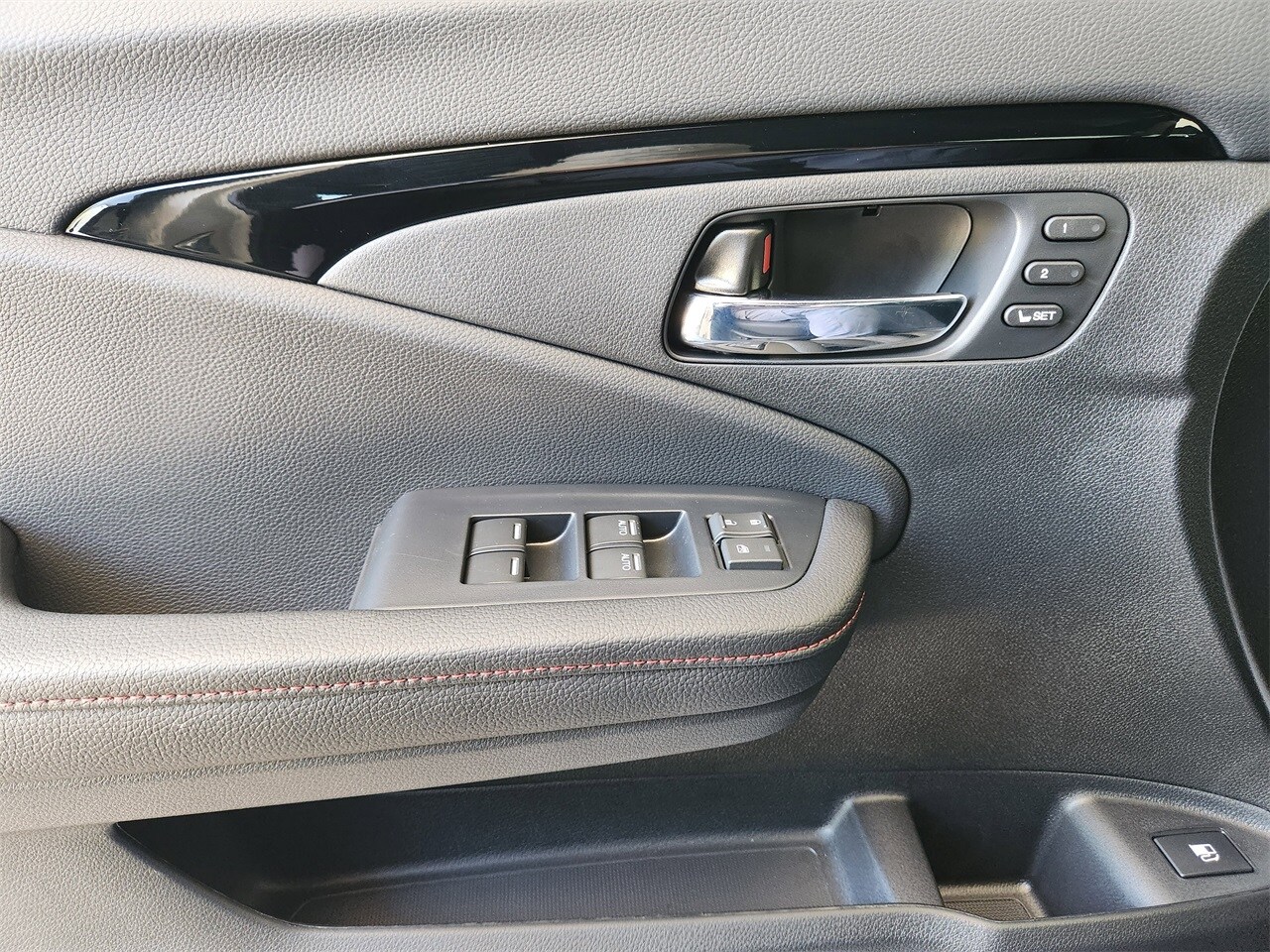 Vehicle image 15 of 21