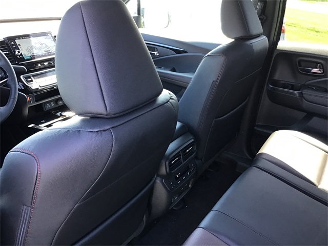Vehicle image 35 of 37