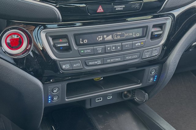 Vehicle image 21 of 32
