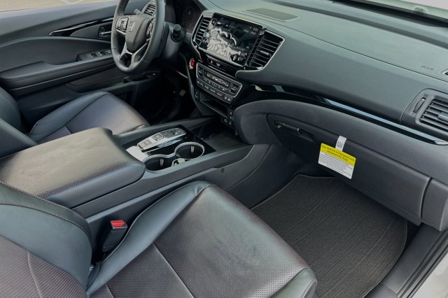 Vehicle image 18 of 32