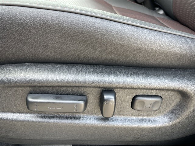 Vehicle image 21 of 26