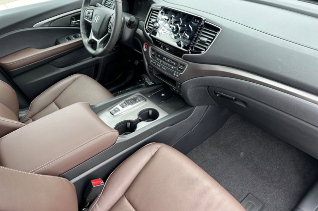 Vehicle image 17 of 33