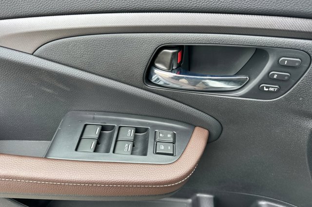 Vehicle image 11 of 33