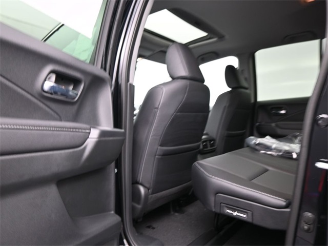Vehicle image 28 of 33