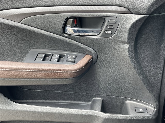 Vehicle image 21 of 26