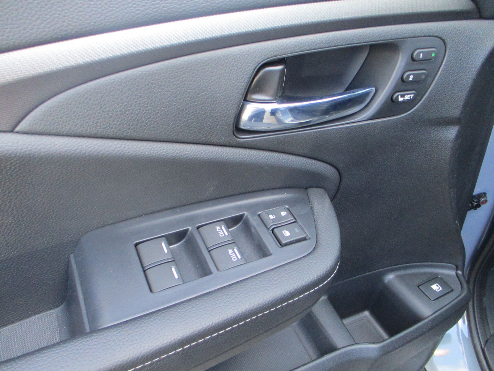 Vehicle image 23 of 37