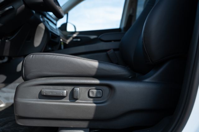 Vehicle image 18 of 42