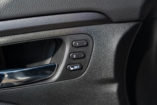 Vehicle image 36 of 42