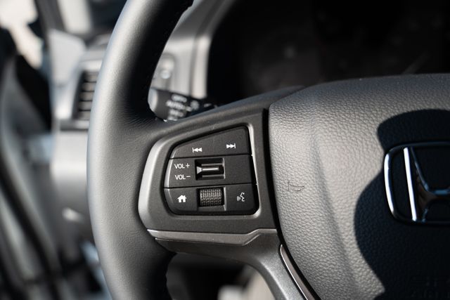 Vehicle image 39 of 42