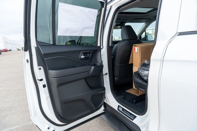 Vehicle image 16 of 42