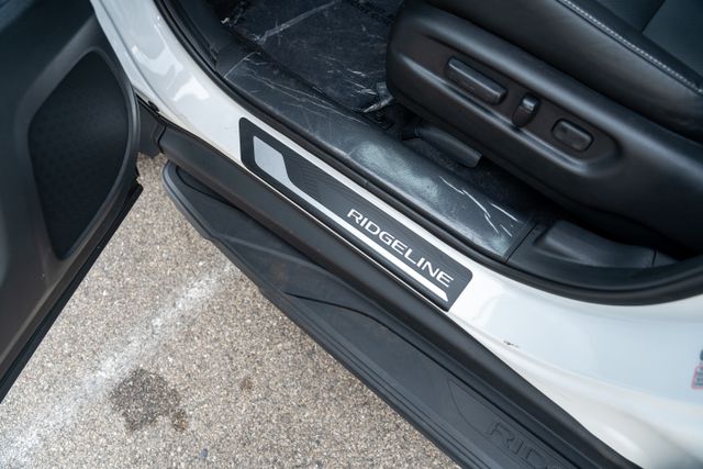 Vehicle image 33 of 42