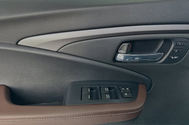 Vehicle image 11 of 32